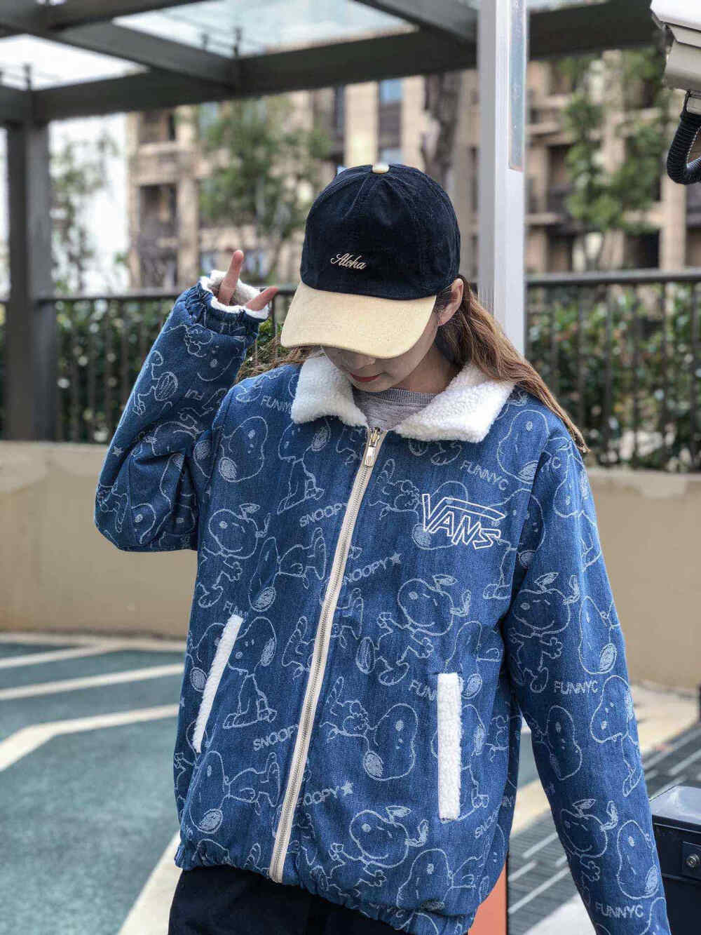 码齐
Vans×Snoopy联名限定 史努比手工提花牛仔羊羔绒双面穿棉服外套
男女同款，情侣百搭轻松驾驭
Size:M—XL