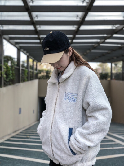 码齐
Vans×Snoopy联名限定 史努比手工提花牛仔羊羔绒双面穿棉服外套
男女同款，情侣百搭轻松驾驭
Size:M—XL