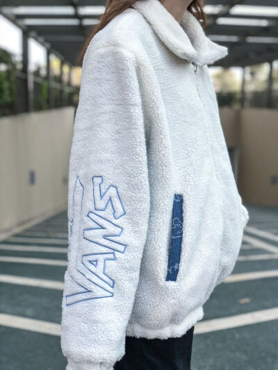 码齐
Vans×Snoopy联名限定 史努比手工提花牛仔羊羔绒双面穿棉服外套
男女同款，情侣百搭轻松驾驭
Size:M—XL