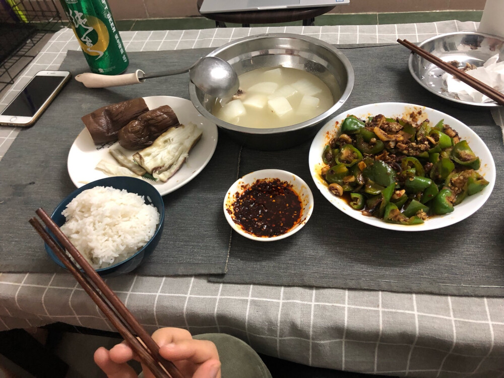 2019.05.28
豉椒炒鱿+酸萝卜老鸭汤+蒸茄子