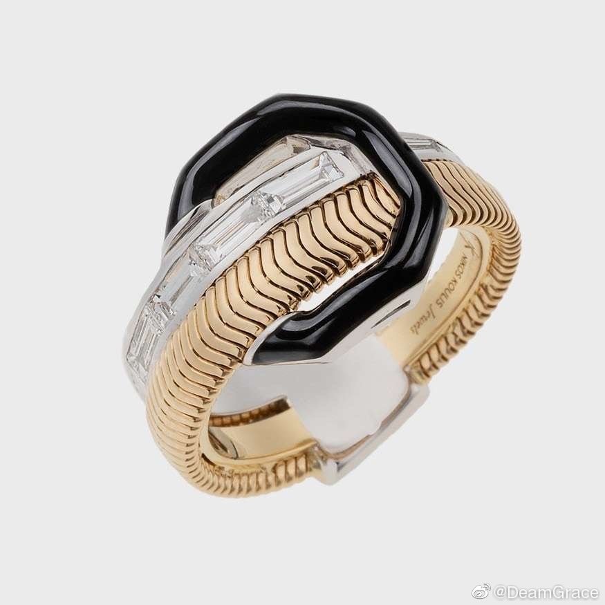 希腊设计师 Nikos Koulis 刚刚推出新一季珠宝系列——「Feeling」，灵感源自古希腊的航海历史元素——「水手结」（Sailor’s Knot），让绳索层叠交缠的图案融入珠宝设计中，营造出丰富的视觉层次。
「Feeling」最大亮点是采用铰接设计来诠释绳索造型——这一珠宝结构兴起于1940年代，拥有鲜明的工业风格。Nikos Koulis 巧妙借用金质铰接长链的灵活度和流动感，盘绕为交错、缠绕、回旋等复杂的绳结造型，连贯的纹路恰好与绳纹相呼应。