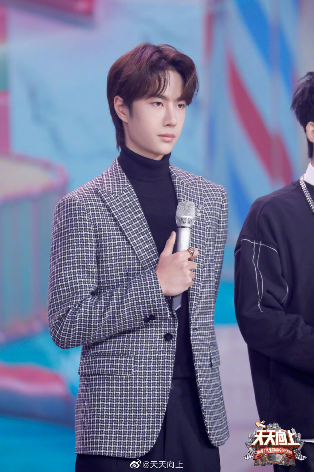 #天天向上#【小剧场】#天天兄弟#
关于化妆，王一bao同学有话讲——
一个社会现象：“现在男生也爱捯饬自己了”[并不简单]
分析个体情况：“不过我不太爱”[顶]
不愧是你！！！@UNIQ-王一博 #无感-王一博[音乐]#
（大概因为不必特意化妆就很帅气了！[坏笑]） ​​​