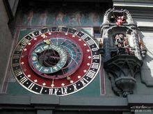 钟塔也称得上是伯尔尼的城市象征。始建于13世纪的这一座巨型钟塔，原来是伯尔尼城的门户，如今这座具有历史性意义的钟塔是伯尔尼对公众开放参观的文化遗产中，最有名的一项景点。
塔中的小人会在每一整点前的4分钟…