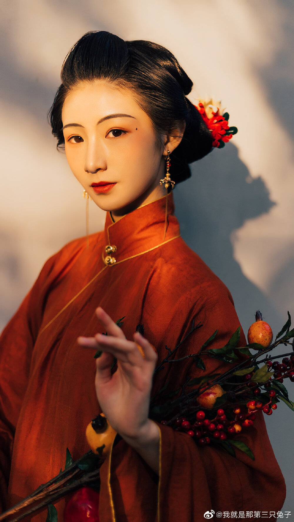 #影像与诗#
「 石榴」
眉黛夺将萱草色
红裙妒杀石榴花
摄影/妆造/后期：@我就是那第三只兔子
出镜：@msn雨啨
服装：上衣@帝尧汉服 下裙@逸仙居传统服饰
#长沙约拍##汉服##用相机绘一场梦##郴州约拍##人像摄影##汉服摄影##汉服# 