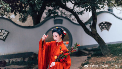 #影像与诗#
「 石榴」
眉黛夺将萱草色
红裙妒杀石榴花
摄影/妆造/后期：@我就是那第三只兔子
出镜：@msn雨啨
服装：上衣@帝尧汉服 下裙@逸仙居传统服饰
#长沙约拍##汉服##用相机…