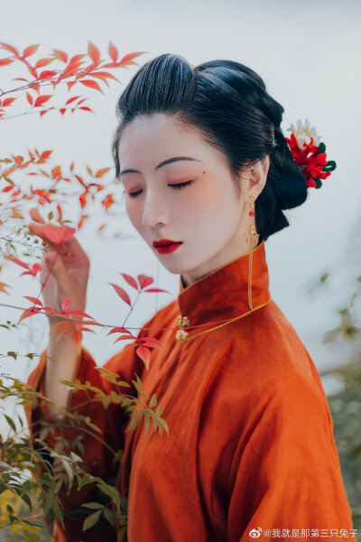 #影像与诗#
「 石榴」
眉黛夺将萱草色
红裙妒杀石榴花
摄影/妆造/后期：@我就是那第三只兔子
出镜：@msn雨啨
服装：上衣@帝尧汉服 下裙@逸仙居传统服饰
#长沙约拍##汉服##用相机…