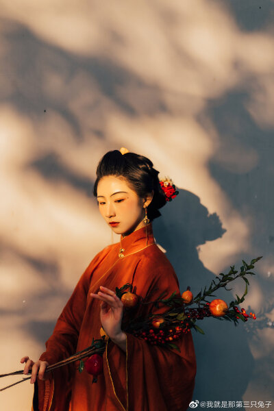 #影像与诗#
「 石榴」
眉黛夺将萱草色
红裙妒杀石榴花
摄影/妆造/后期：@我就是那第三只兔子
出镜：@msn雨啨
服装：上衣@帝尧汉服 下裙@逸仙居传统服饰
#长沙约拍##汉服##用相机…