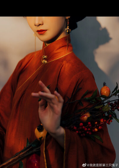 #影像与诗#
「 石榴」
眉黛夺将萱草色
红裙妒杀石榴花
摄影/妆造/后期：@我就是那第三只兔子
出镜：@msn雨啨
服装：上衣@帝尧汉服 下裙@逸仙居传统服饰
#长沙约拍##汉服##用相机…