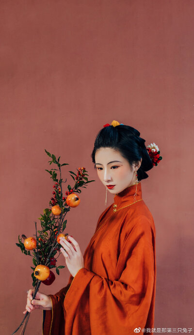 #影像与诗#
「 石榴」
眉黛夺将萱草色
红裙妒杀石榴花
摄影/妆造/后期：@我就是那第三只兔子
出镜：@msn雨啨
服装：上衣@帝尧汉服 下裙@逸仙居传统服饰
#长沙约拍##汉服##用相机…