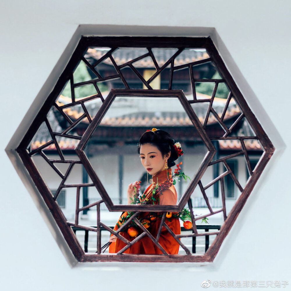 #影像与诗#
「 石榴」
眉黛夺将萱草色
红裙妒杀石榴花
摄影/妆造/后期：@我就是那第三只兔子
出镜：@msn雨啨
服装：上衣@帝尧汉服 下裙@逸仙居传统服饰
#长沙约拍##汉服##用相机绘一场梦##郴州约拍##人像摄影##汉服摄影##汉服# 