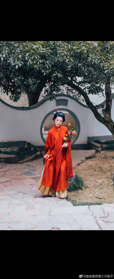 #影像与诗#
「 石榴」
眉黛夺将萱草色
红裙妒杀石榴花
摄影/妆造/后期：@我就是那第三只兔子
出镜：@msn雨啨
服装：上衣@帝尧汉服 下裙@逸仙居传统服饰
#长沙约拍##汉服##用相机…