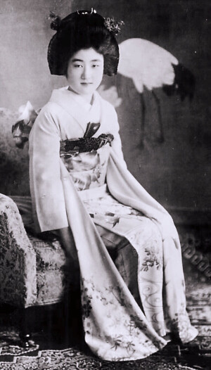 秩父宫雍仁亲王妃势津子，原名松平节子，祖父松平容保出身德川家，后来过继到松平家，成为会津藩最后一任藩主（会津藩是与德川家有血缘关系的藩领）