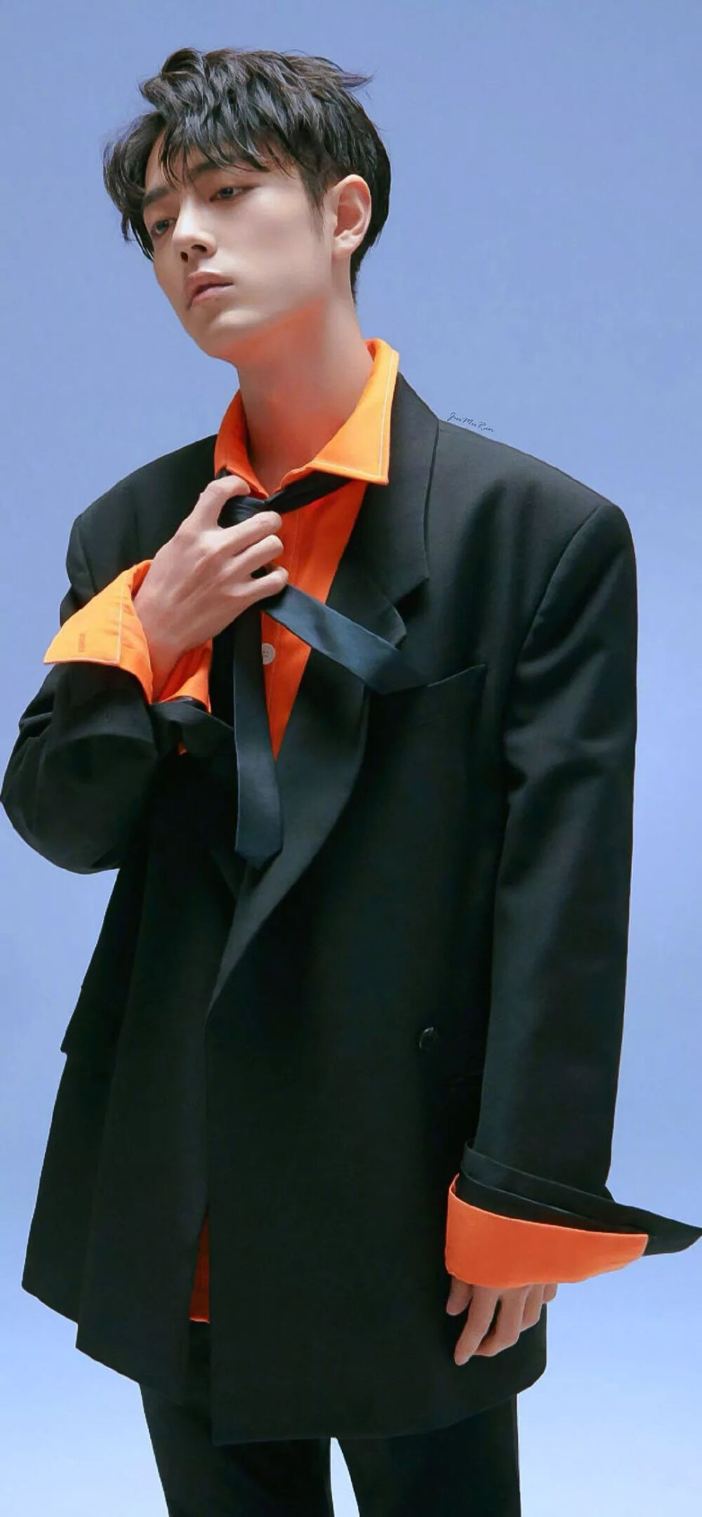 肖烟四起♡为战而来
我还是很喜欢你，像雨洒落在热带与极地，不远万里。
我还是很喜欢你，柳动蝉鸣，日落潮汐，不能自己。
我能对你做的最好的事，就是让你知道，世界虽然坏，你却被爱着。。。