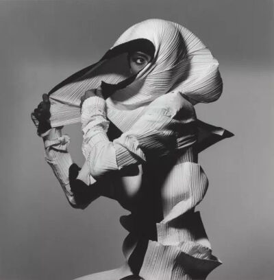 ▲ Issey Miyake by Irving Penn 