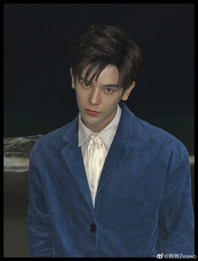 姚弛
快！快来！
就在此刻降落着陆，
继续进步着的我们，
变成叫做身体的船。