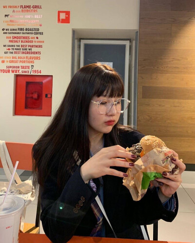 朴秀荣 Joy 朴秀英
Red velvet成员