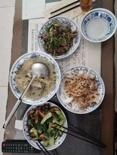 2020年1月12日午餐
今日无早餐
爆炒牛肉+蒜蓉粉丝没有扇贝哈哈哈+香菇油菜+酸菜鱼+米饭