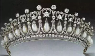 剑桥情人结冠冕
Cambridge Lover's Knot Tiara