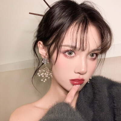 小缃的真人御姐头 自截自调不易 二传注明出处 拿图点赞 原图来自vb：海伦起床了吗