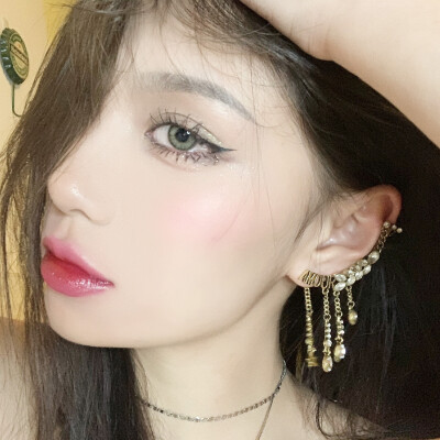 小缃的真人御姐头 自截自调不易 二传注明出处 拿图点赞 原图来自vb：海伦起床了吗