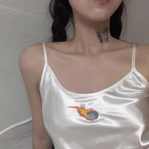 你可以跟月亮交流
可我身边连一颗星星都没有