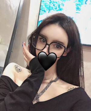 你可以跟月亮交流
可我身边连一颗星星都没有