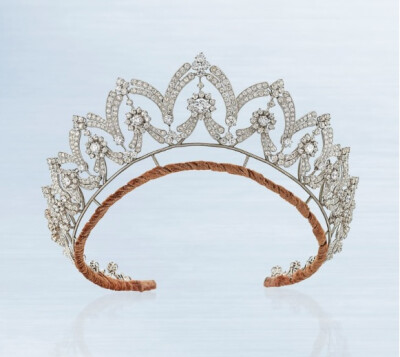 宝诗龙，装饰风格。
Art Déco Diamond Tiara/necklace, Boucheron, circular and old-cut diamonds, with tiara frame circa 1935. Diameter 48.5 cm, signed Boucheron RM, original fitted navy Boucheron case. E…