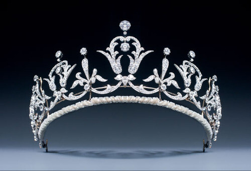 This tiara isnt part of any royal collection, but it should be. Set in platinum and gold, this 45 carat tiara can also be worn as a necklace.