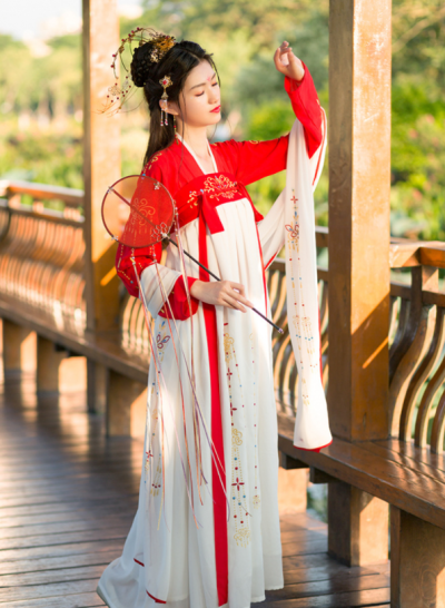 夕阳何事近黄昏，不道人间犹有未招魂。