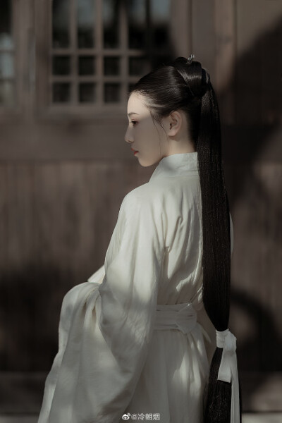 出镜：客妹
妆造：@吴威威阿_
摄影后期：@冷朝烟
汉服：@西厢苑传统服饰