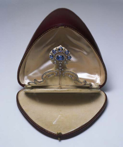 爱德华时期蓝宝钻石王冠，$4,764