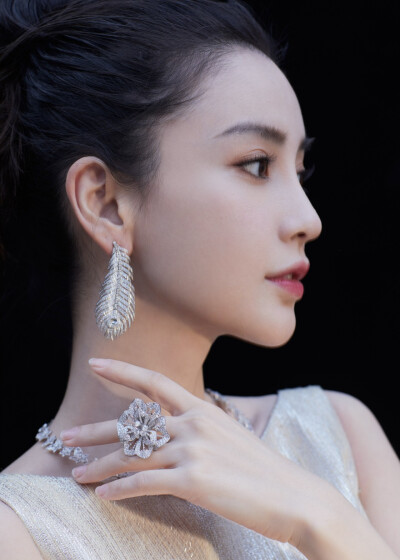 angelababy 烫银花瓣裙 2019微博之夜
礼服：Georges Chakra
珠宝：宝诗龙 Boucheron
化妆：@春楠
发型：@刘雪亮MQstudio
造型：@StationX_Official
摄影： ​@AXstudio