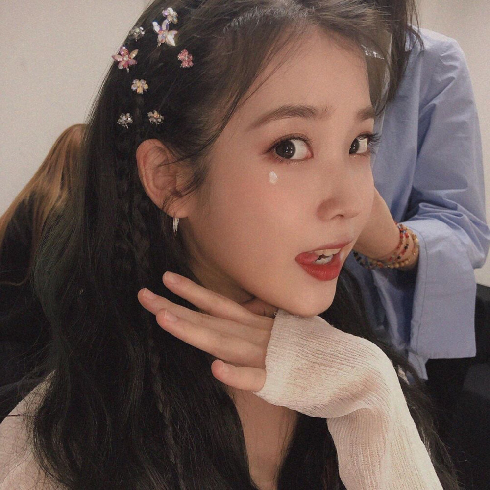 iu 女头