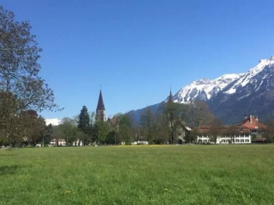 雪山，不知道是阿尔卑斯山还是富士山