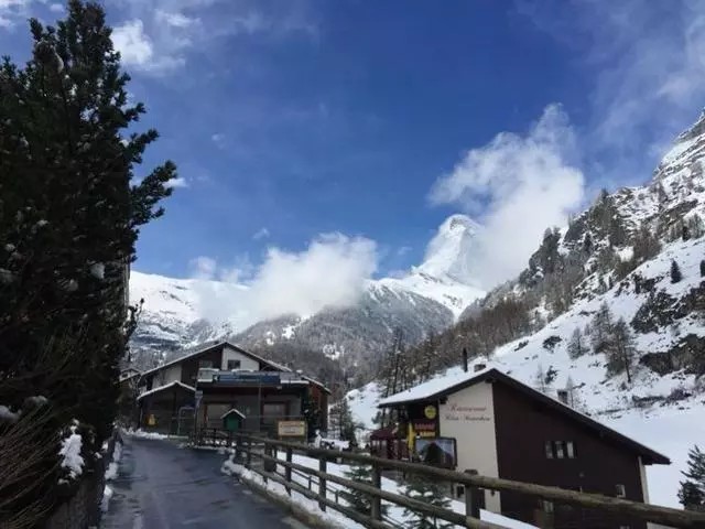 雪山，不知道是阿尔卑斯山还是富士山