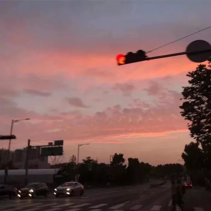 穿过人潮拥挤，我将你抱紧