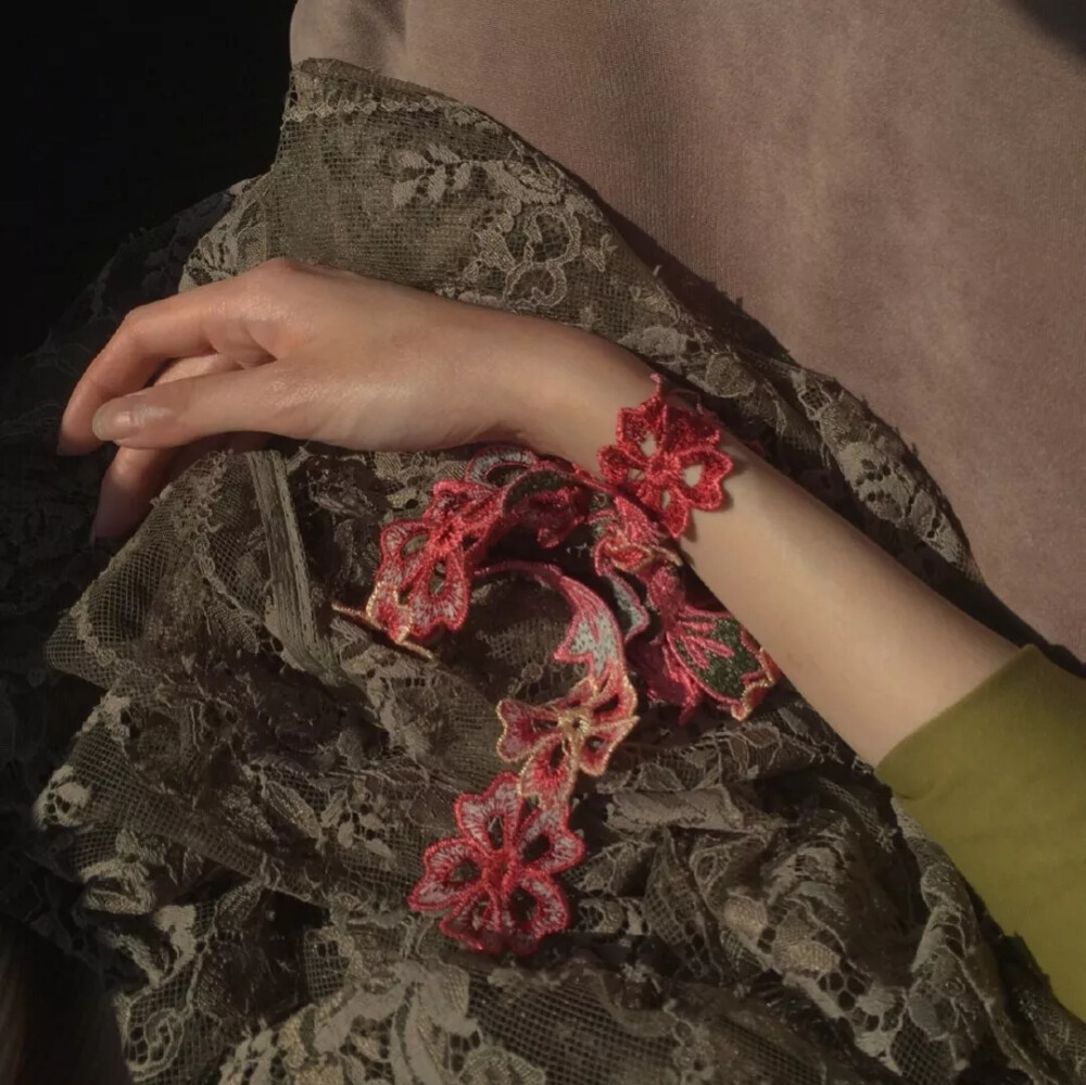 穿过人潮拥挤，我将你抱紧