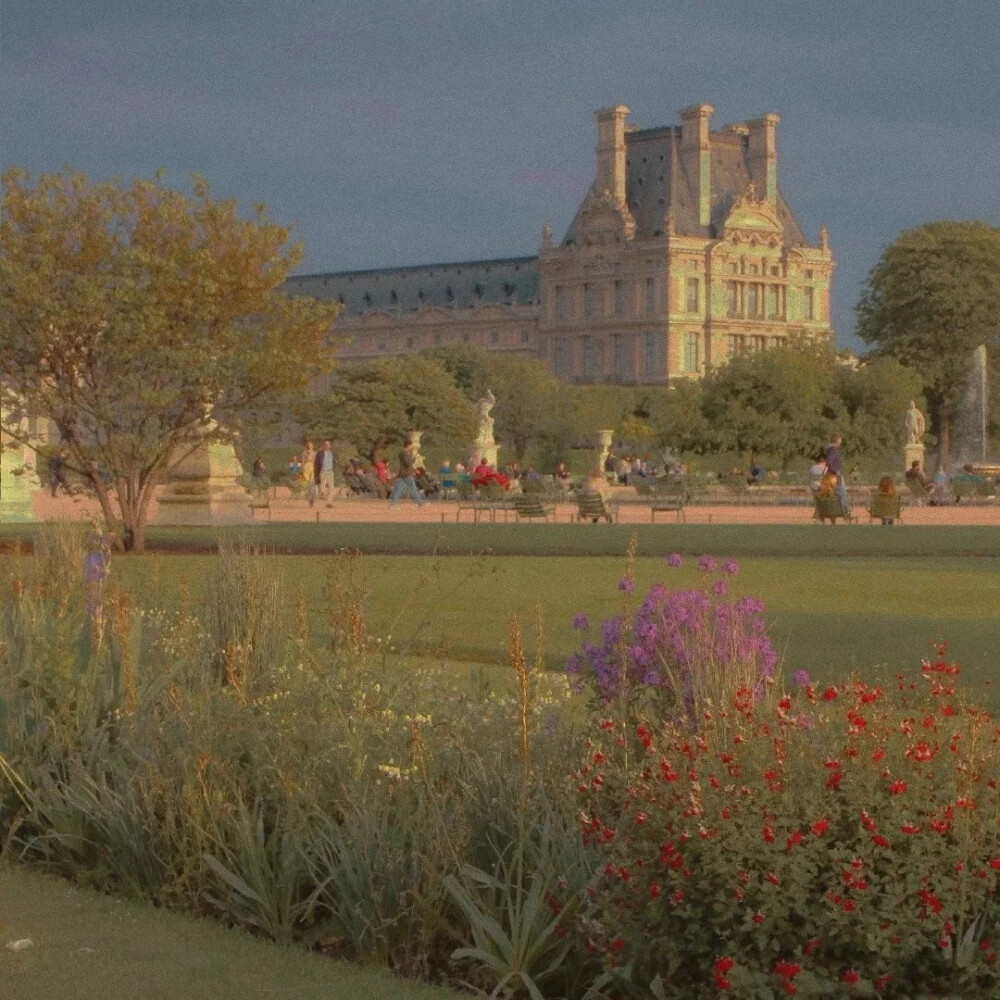 穿过人潮拥挤，我将你抱紧