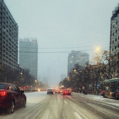 西北小城冬日的初雪，景不怎么美，但SUV车主心里美：加钱买4驱就是为了这一天！