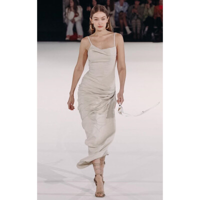 刘雯丨Gigi hadid丨Bella hadid三美为Jacquemus F/W 2020同台走秀，飒成一道风景线～