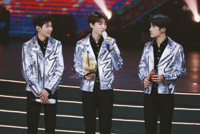 图cr.wb TFBOYS-MAHU-MEET3
侵权致歉
二传注明
TFB/啵啵
王俊凯
王源
易烊千玺
要陪在值得的人身边 一年又一年
