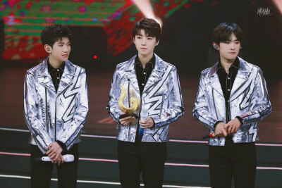 图cr.wb TFBOYS-MAHU-MEET3
侵权致歉
二传注明
TFB/啵啵
王俊凯
王源
易烊千玺
要陪在值得的人身边 一年又一年
