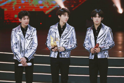 图cr.wb TFBOYS-MAHU-MEET3
侵权致歉
二传注明
TFB/啵啵
王俊凯
王源
易烊千玺
要陪在值得的人身边 一年又一年
