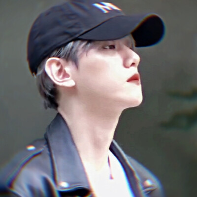 “你好啊，我的猎物，白痴小姐。”