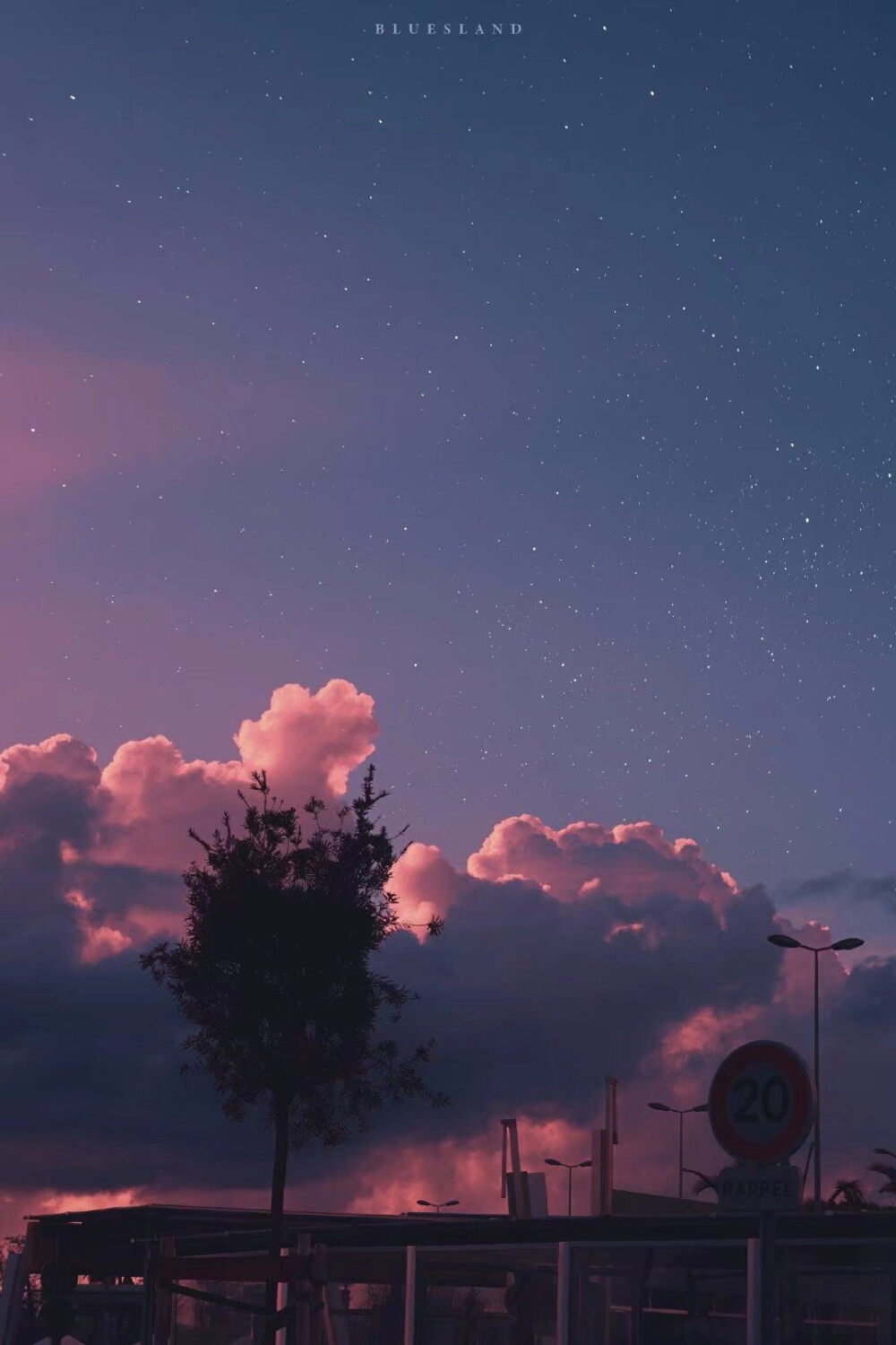 不知道少了什么 总觉得没有以前快乐了.