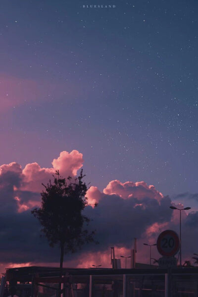 不知道少了什么 总觉得没有以前快乐了.