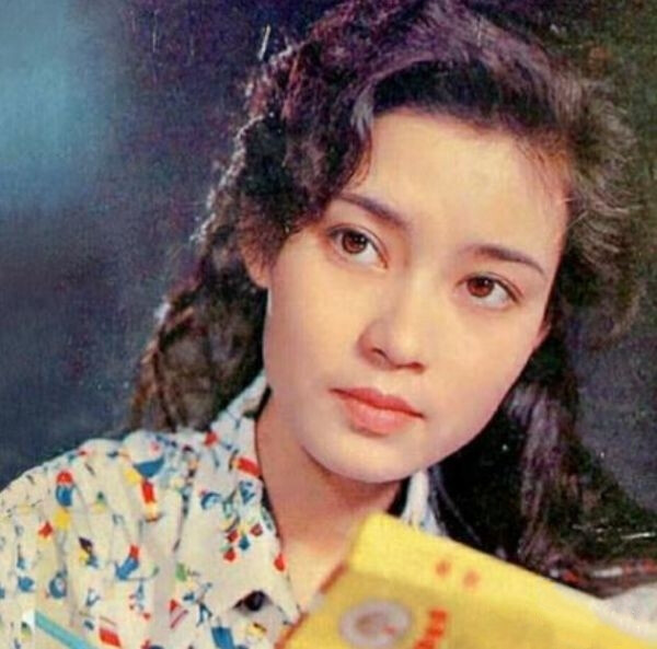 潘虹，著名电影女演员，表演艺术家。图为1981年的潘虹，可见气场很强大。