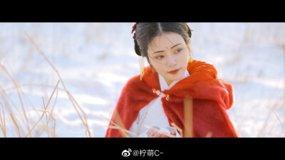 #西安汉服#
晨起雪花坠，素草寒生玉佩。应是天仙狂醉，乱把白云揉碎。#北海道旅行#
出镜:@美喵喵_
摄影：@柠萌C-
斗篷:@簪花阁汉服工作室 