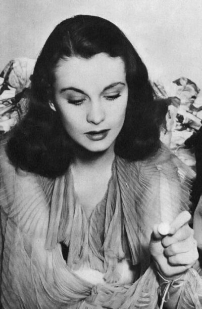 Vivien Leigh playing Chinese Checkers on the set of Waterloo Bridge, 1940 ​​​