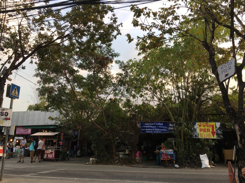 空叻玛荣水上市场